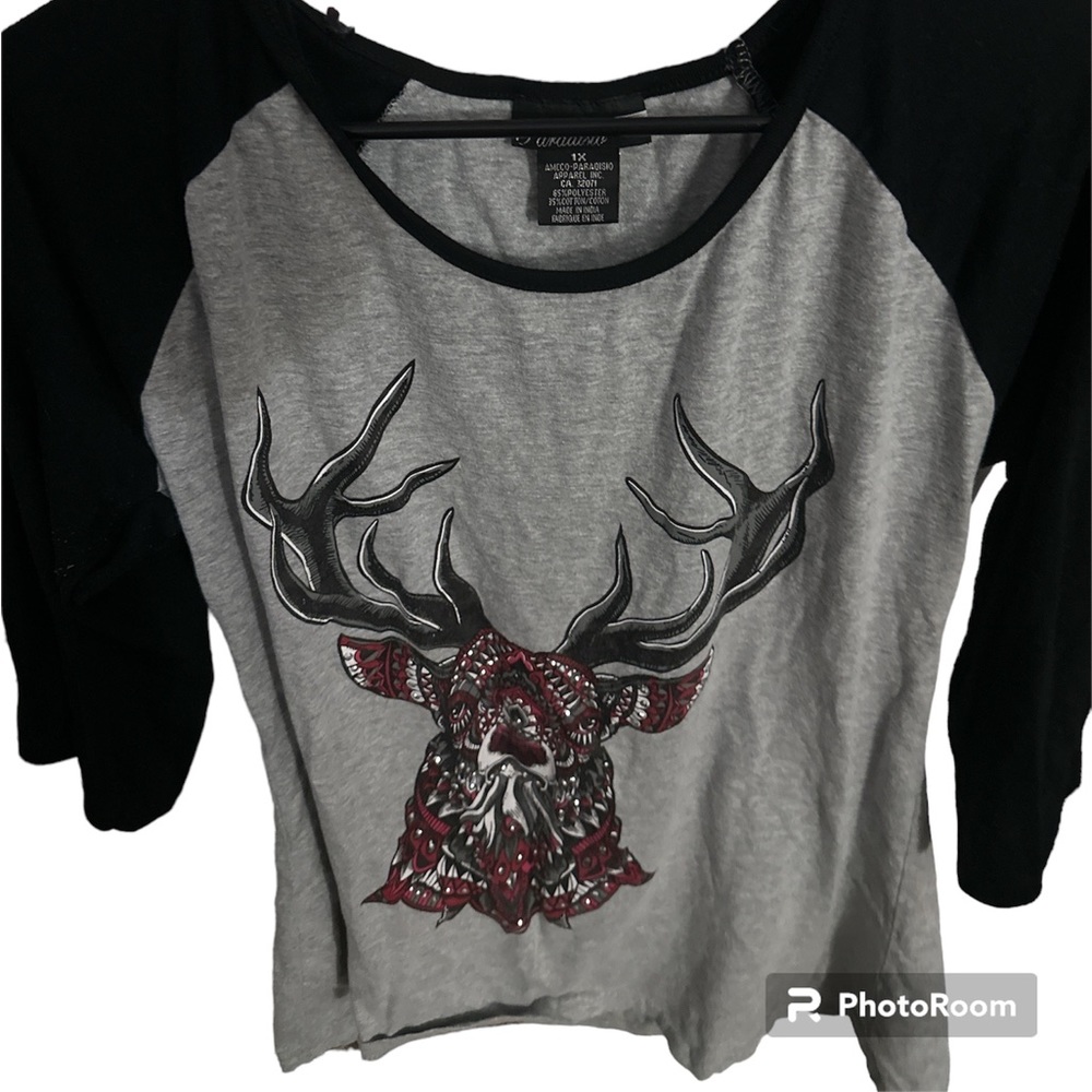 Paradisio grey baseball tee with buck with studs on him in red on front size 1x